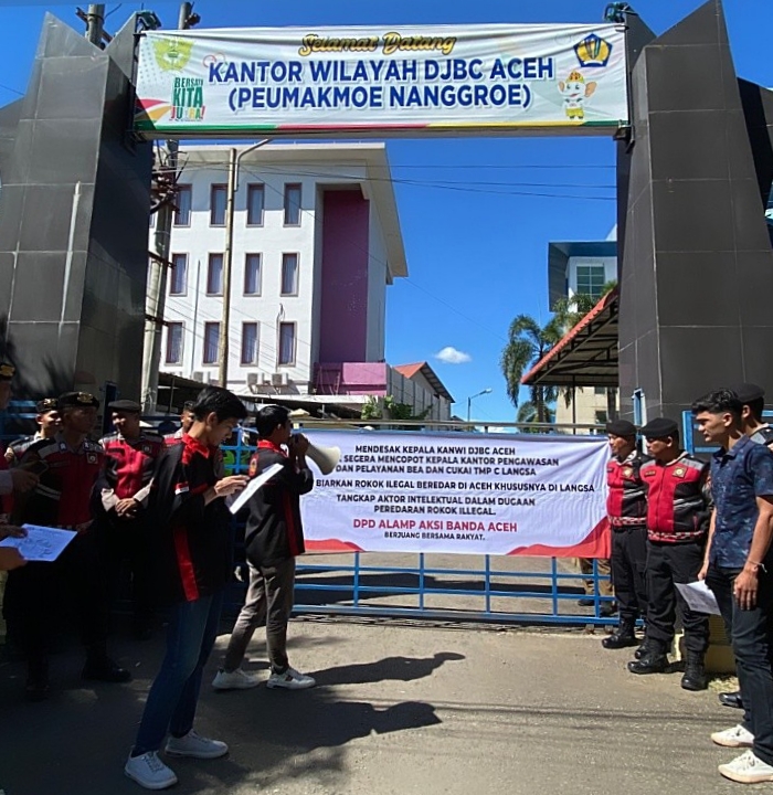 ALAMP AKSI Gelar Demo di Depan Kantor Bea Cukai Aceh