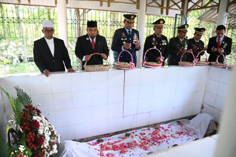 Pemkab Aceh Besar Ziarahi Makam Panglima Polem