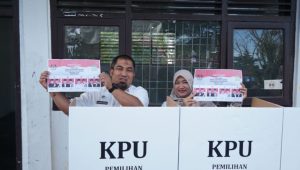 Pj Bupati Aceh Besar bersama Isteri Nyoblos di TPS 001 Jantho