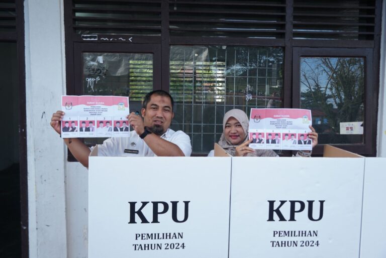 Pj Bupati Aceh Besar bersama Isteri Nyoblos di TPS 001 Jantho