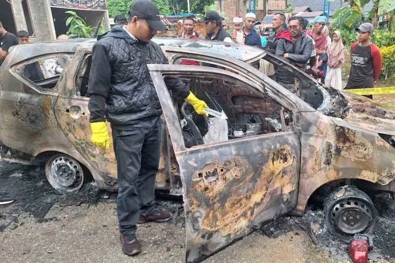 Mobil Timses Cabup Aceh Timur Sulaiman Tole Dibakar