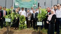 Pj Gubernur Safrizal dan Ketua Delegasi Malaysia Tanam Pohon Jeumpa di Museum Tsunami