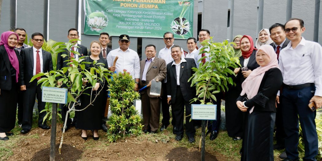 Pj Gubernur Safrizal dan Ketua Delegasi Malaysia Tanam Pohon Jeumpa di Museum Tsunami