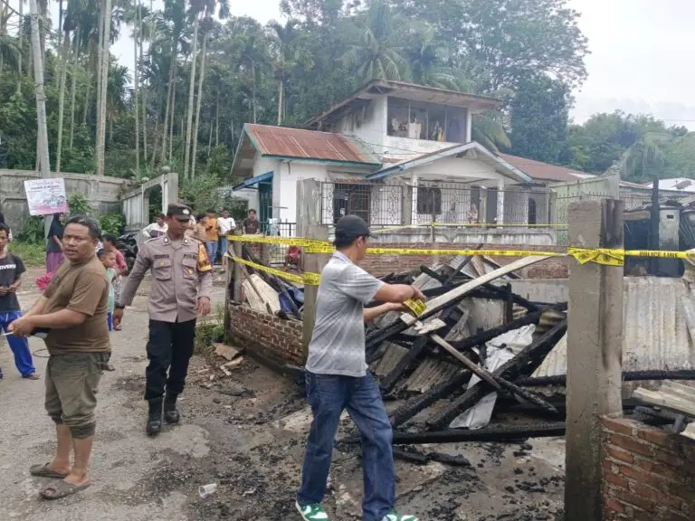 Kebakaran Rumah Semi Permanen di Blang Pulo