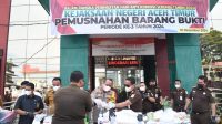 Kejaksaan Negeri (Kajari) Aceh Timur Musnahkan Barang Bukti