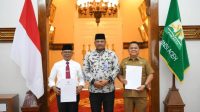 Pj Gubernur Safrizal Serahkan SK Perpanjangan Masa Jabatan