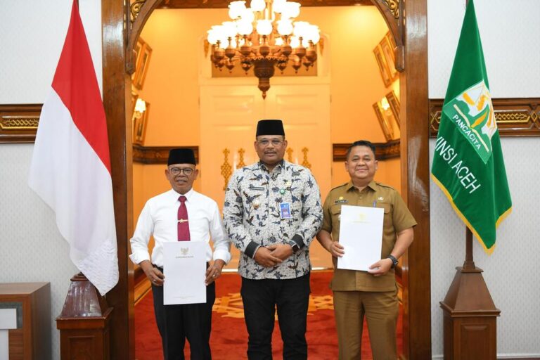 Pj Gubernur Safrizal Serahkan SK Perpanjangan Masa Jabatan