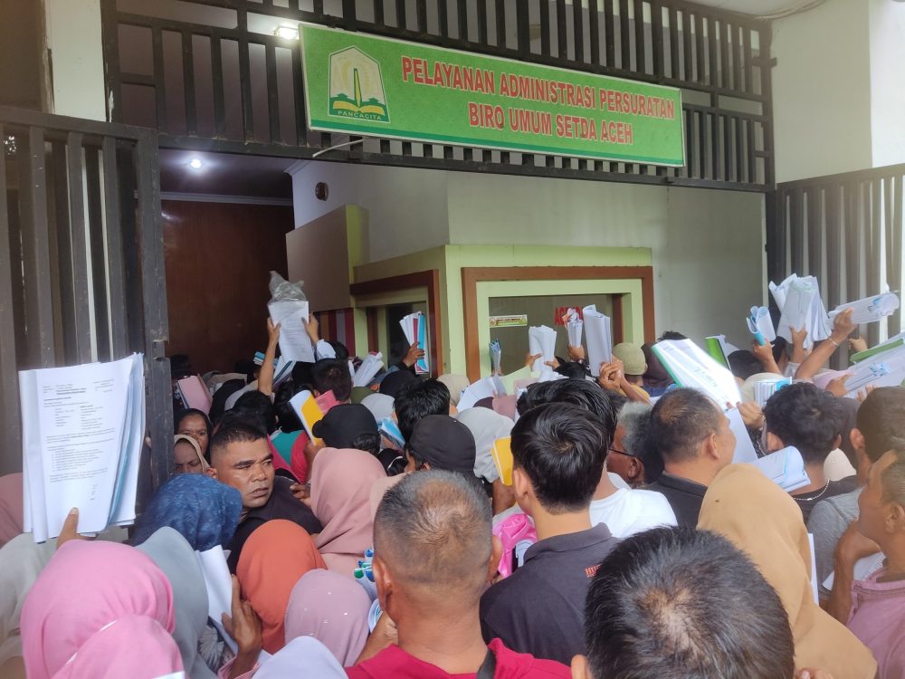 Ratusan Warga Datangi Kantor Gubernur Aceh