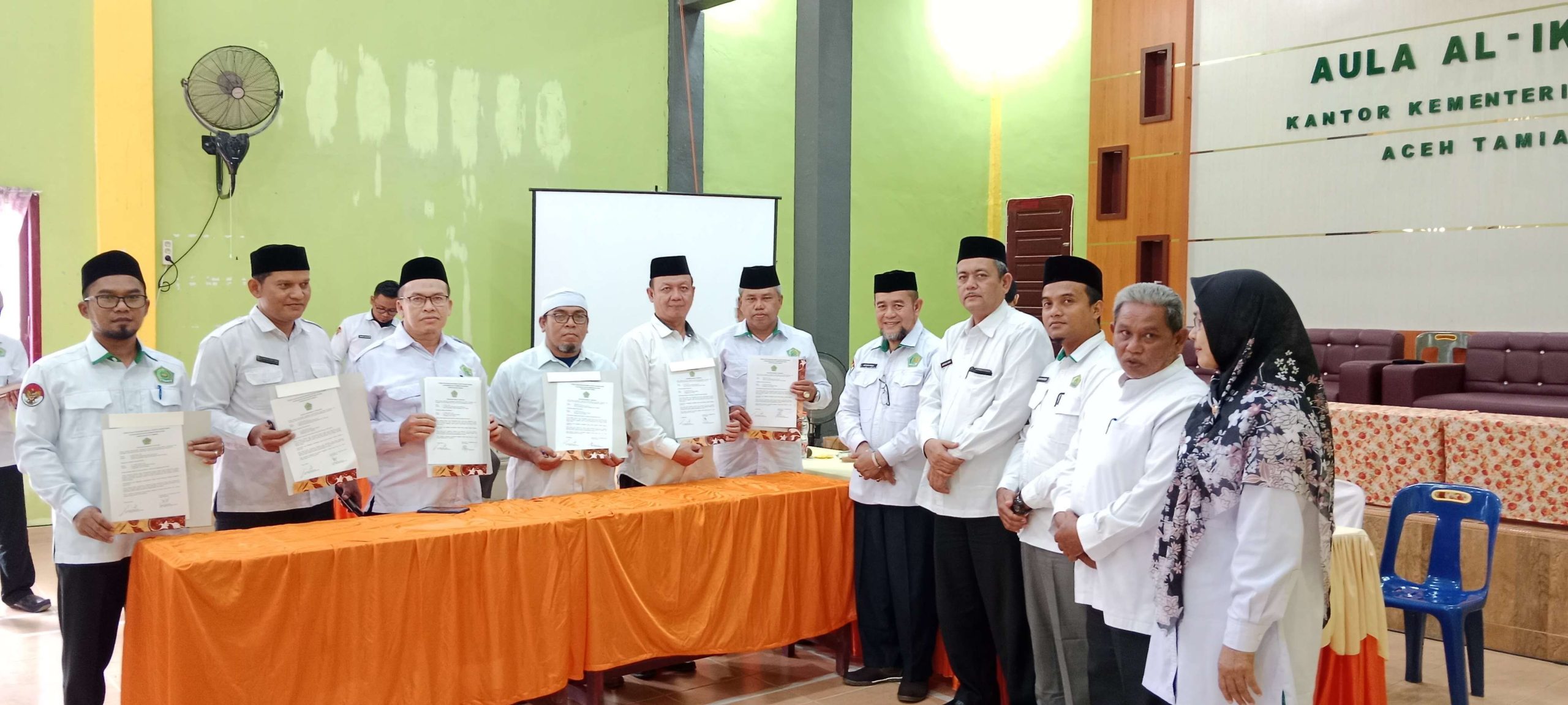 Jajaran Kemenag Aceh Tamiang Tandatangani Perjanjian Kerja