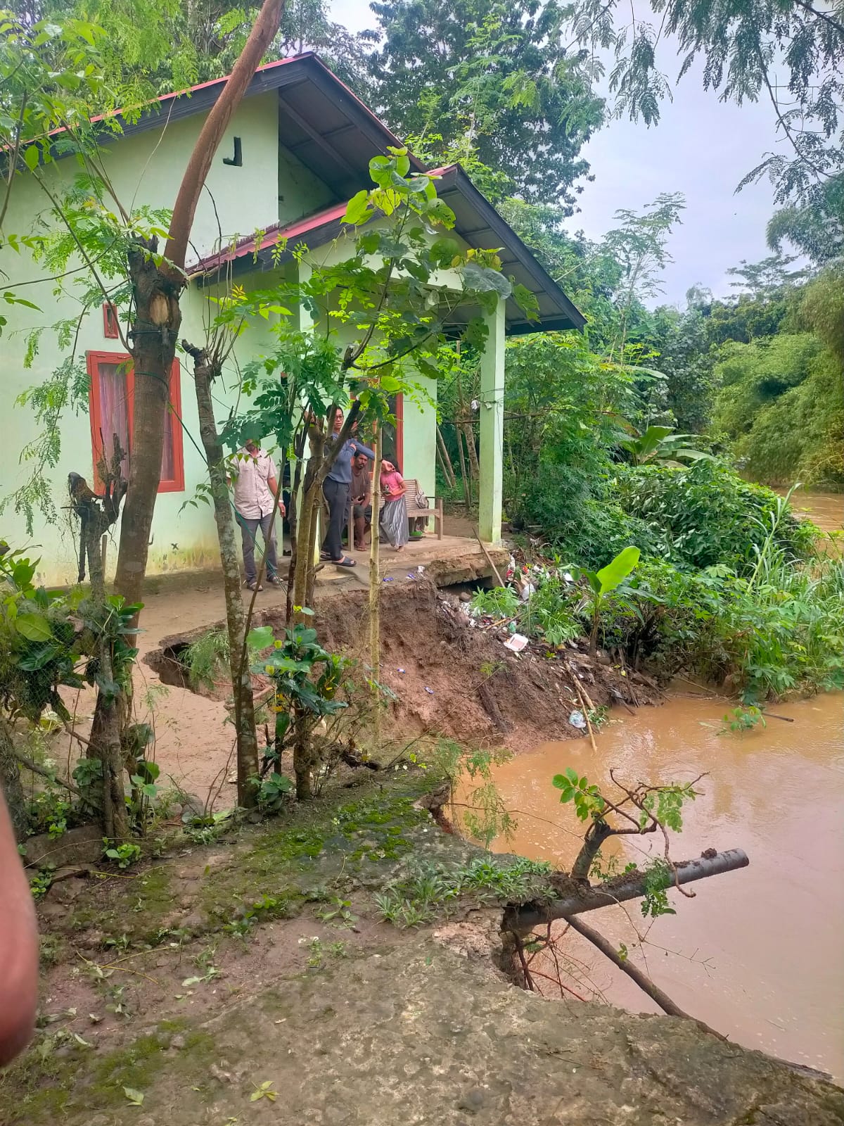 Abrasi Sungai Krueng Ulim, Rumah Warga Terancam Ambruk