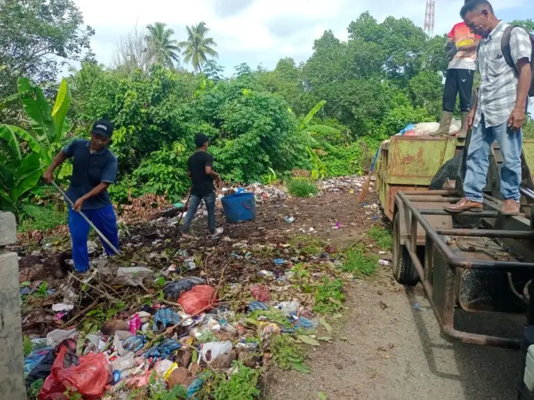 DLH Aceh Besar Bersihkan Tumpukan Sampah