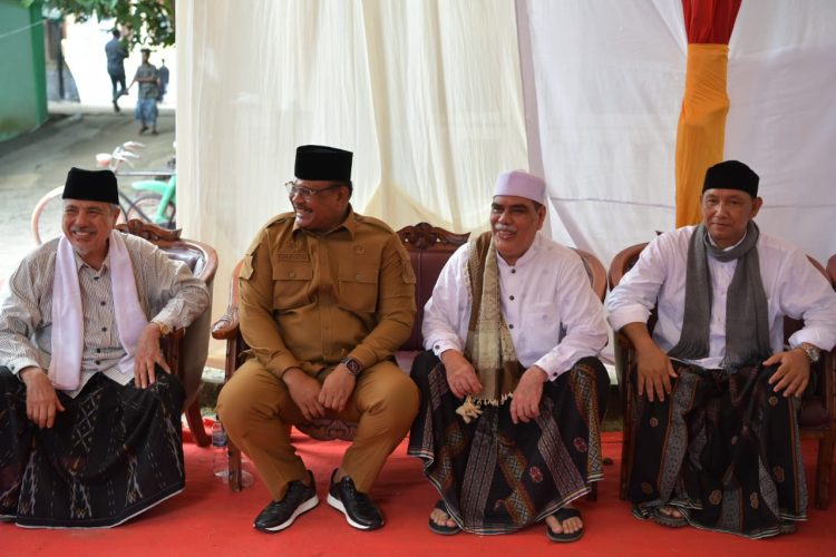 Pj Gubernur Safrizal Serahkan Ratusan Sarung & Handuk