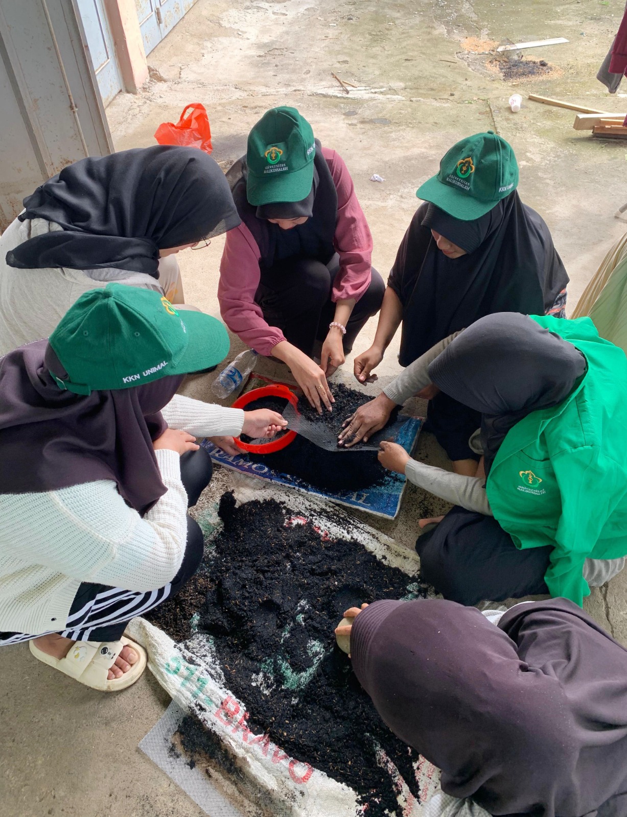 Mahasiswa KKN 59 Latih Warga Produksi Arang Briket Limbah Sekam Padi