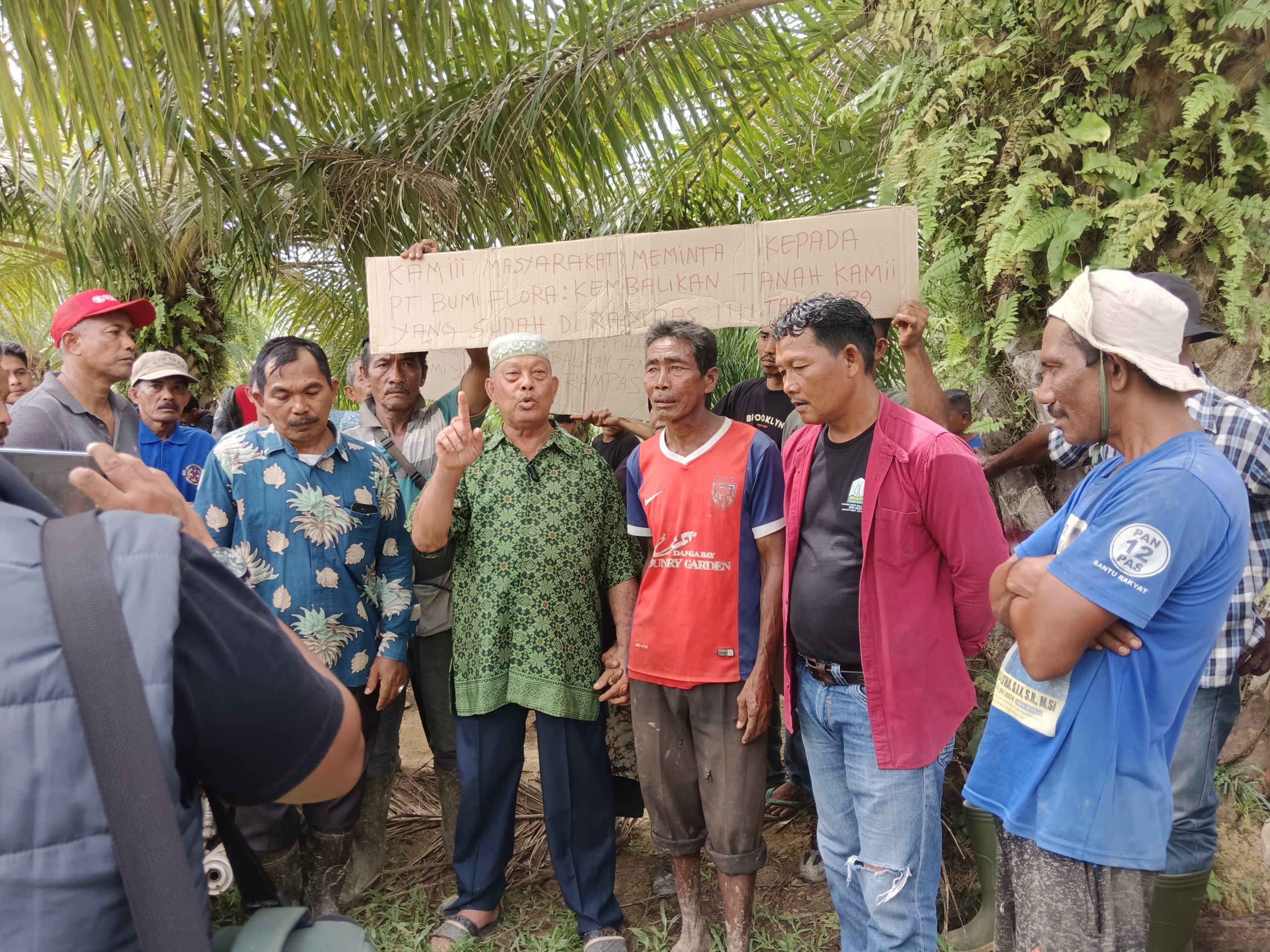 Warga Banda Alam Aceh Timur Tuntut Kepemilikan Lahan PT Bumi Flora