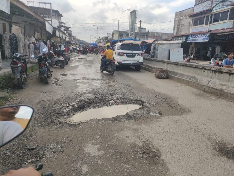 Jalan Kota Idi Rayeuk Rusak Parah