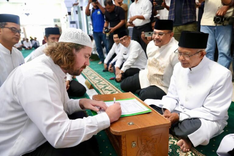 Pj Gubernur Safrizal Saksikan Warga Australia Masuk Islam