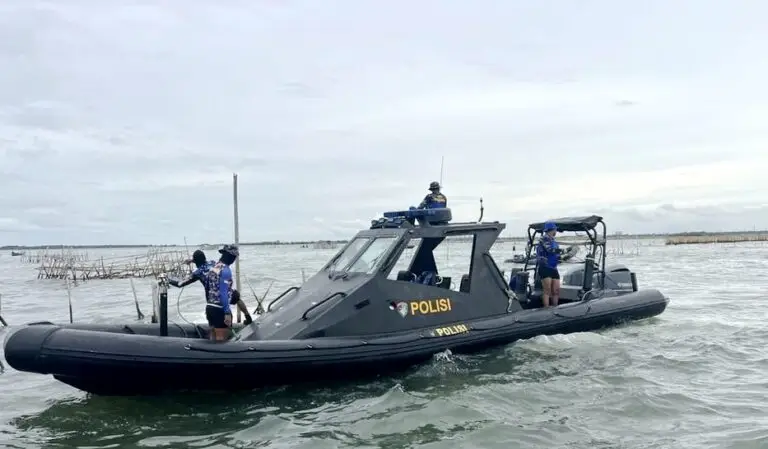 Petugas Kerja Setiap Hari Cabut Pagar Laut