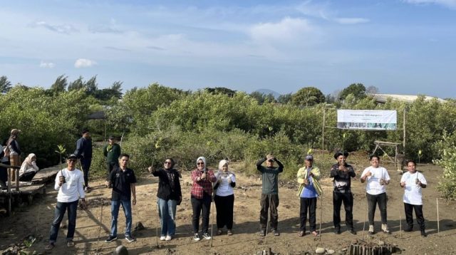 Komunitas Sahabat Hijau Kolaborasi dengan Hotel Fhandika dan Komunitas Pemangku untuk Hijaukan Lampulo Mangrove Park