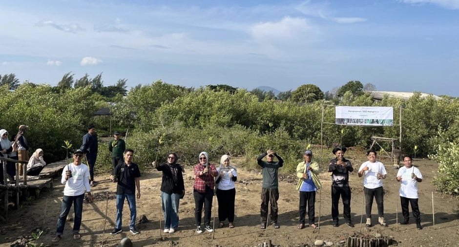 Komunitas Sahabat Hijau Kolaborasi dengan Hotel Fhandika dan Komunitas Pemangku untuk Hijaukan Lampulo Mangrove Park