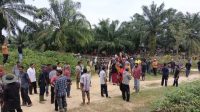 Warga Blokade Jalan Akses PT Bumi Flora