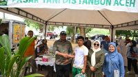 Safrizal & Safriati Bagi Doorprize di Pasar Tani