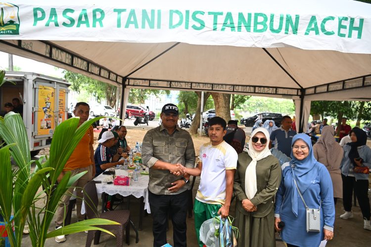 Safrizal & Safriati Bagi Doorprize di Pasar Tani