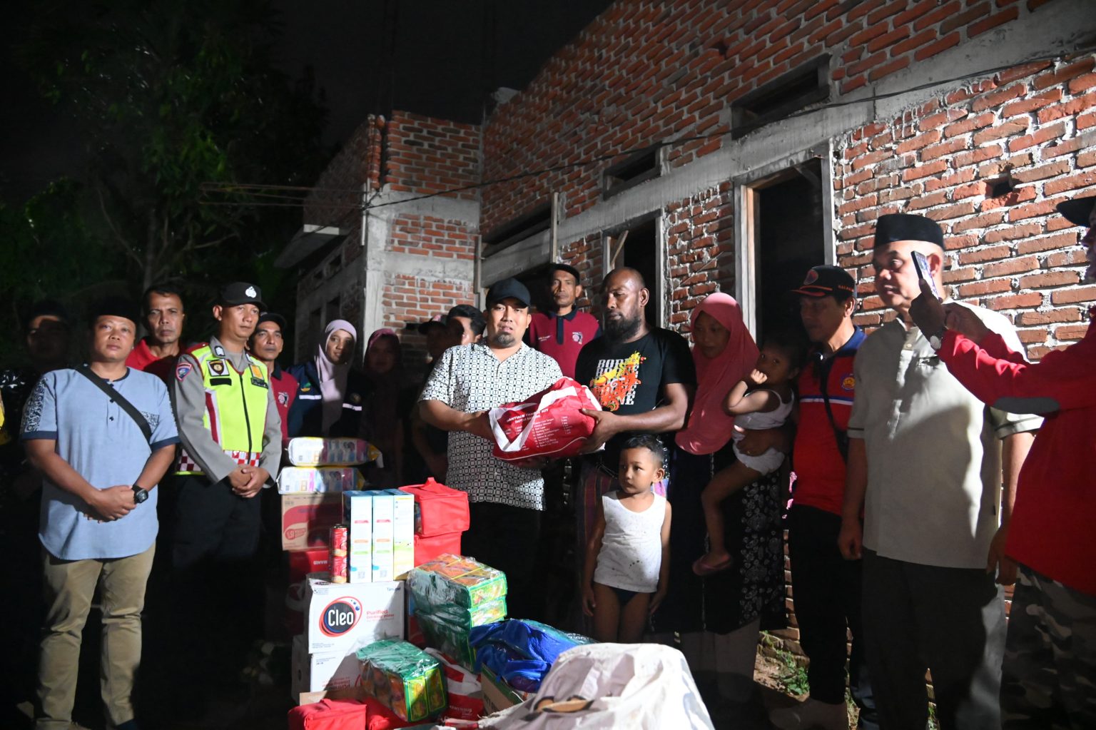 Pj Bupati Iswanto Antar Langsung Bantuan Masa