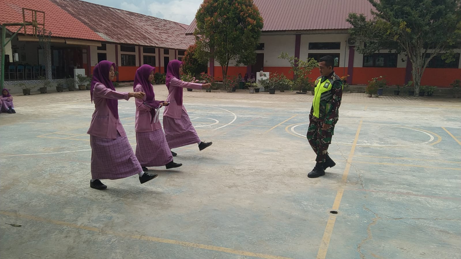 Babinsa Latih Siswa-siswi SMA Neg 3 Untuk Pengibaran Bendera Merah Putih