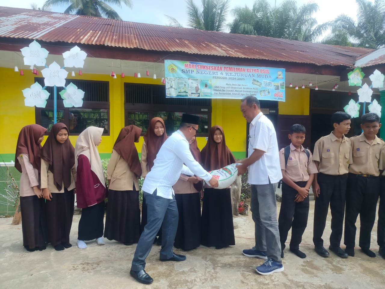 SMP Negeri 4 Kejuruan Muda Gelar Peringatan Isra Mi’raj dan Santunan Anak Yatim 