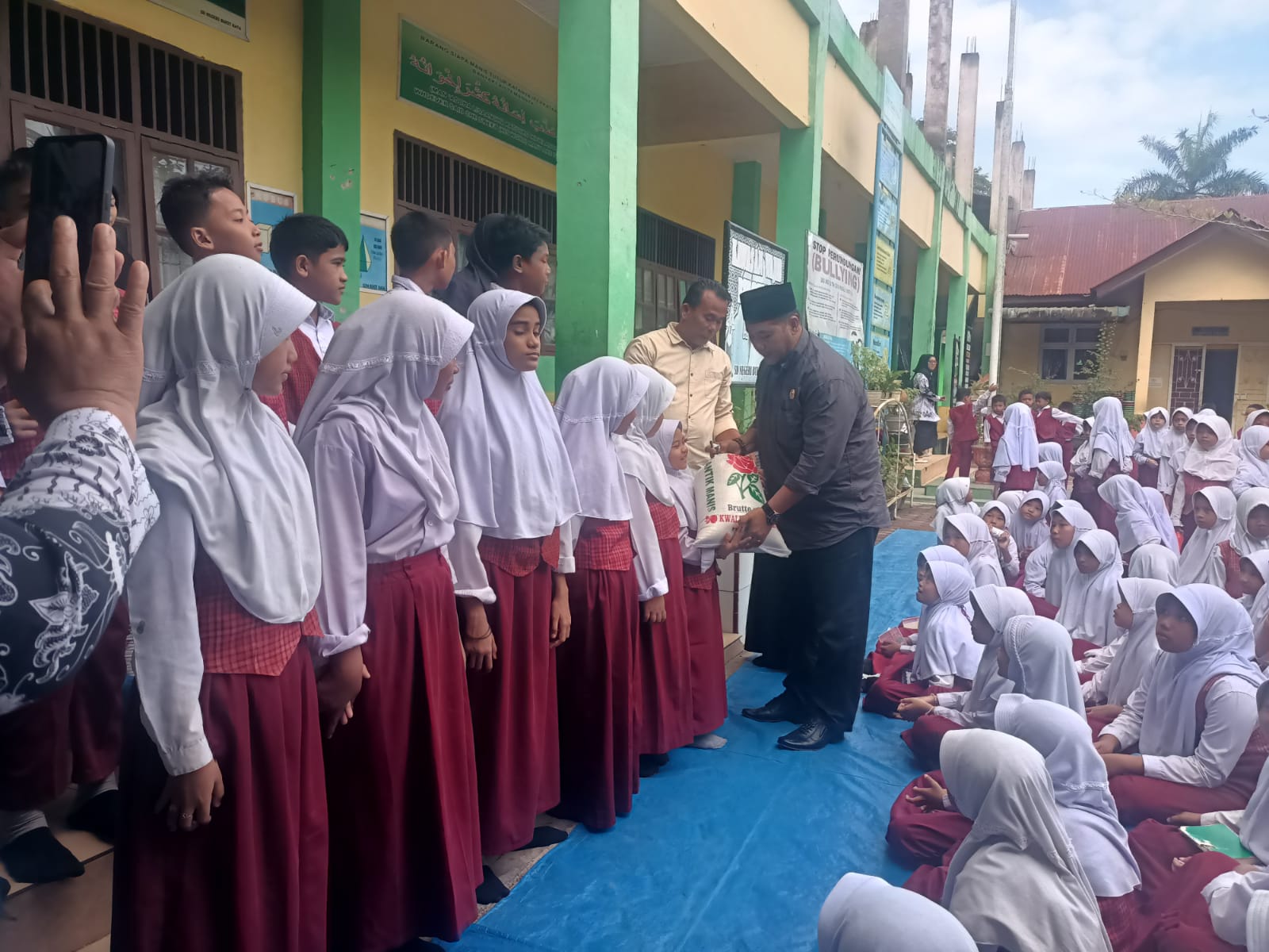 SD Negeri Bukit Rata Gelar Santunan Anak Yatim