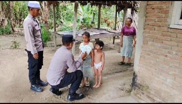 Jelang Ramadan, Kapolres Lhokseumawe Henki Bagikan 624 Paket Daging Meugang untuk Warga