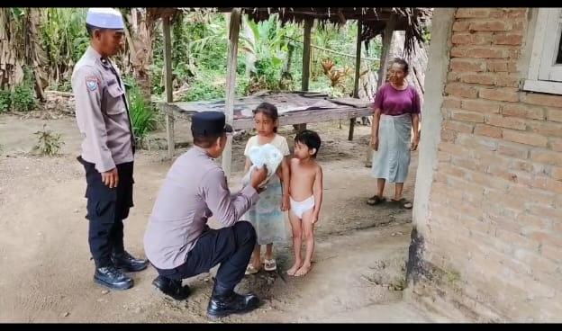 Jelang Ramadan, Kapolres Lhokseumawe Henki Bagikan 624 Paket Daging Meugang untuk Warga