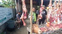 Tradisi Meugang, Babinsa Koramil 07/ Kjm Pantau Harga Daging Di Pasar