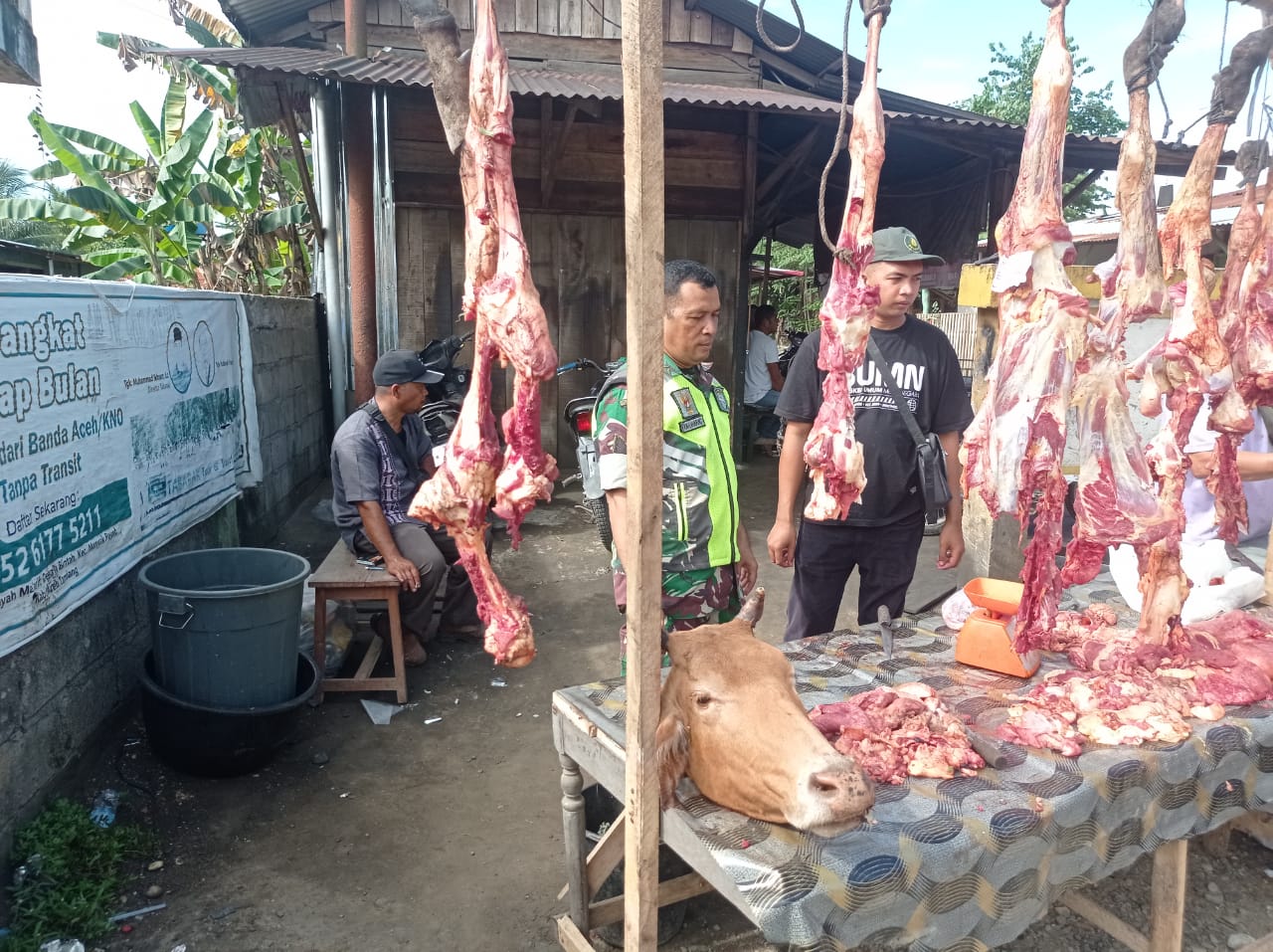 Tradisi Meugang, Babinsa Koramil 07/ Kjm Pantau Harga Daging Di Pasar