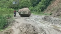 Batu Besar Bertengger di Tengah Jalan