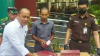 Kajari Musnahkan Satu Juta Batang Rokok Ilegal