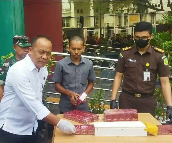 Kajari Musnahkan Satu Juta Batang Rokok Ilegal