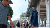 Jelang Ramadhan, Karyawan Baitul Mal Aceh Utara Gotong Royong Bersihkan Masjid Kecamatan