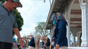 Jelang Ramadhan, Karyawan Baitul Mal Aceh Utara Gotong Royong Bersihkan Masjid Kecamatan