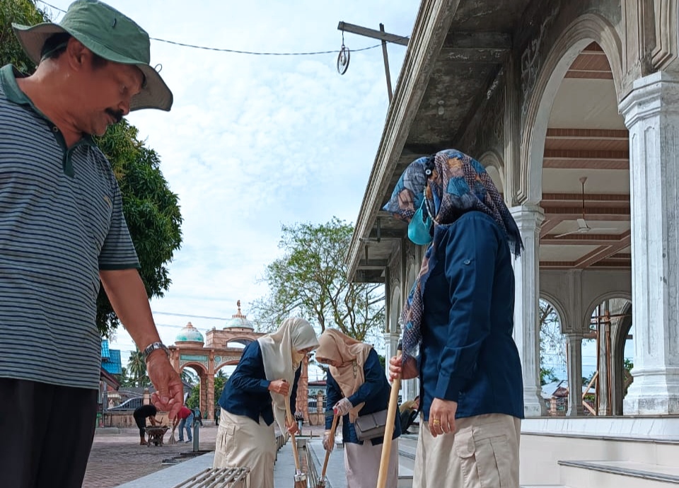 Jelang Ramadhan, Karyawan Baitul Mal Aceh Utara Gotong Royong Bersihkan Masjid Kecamatan