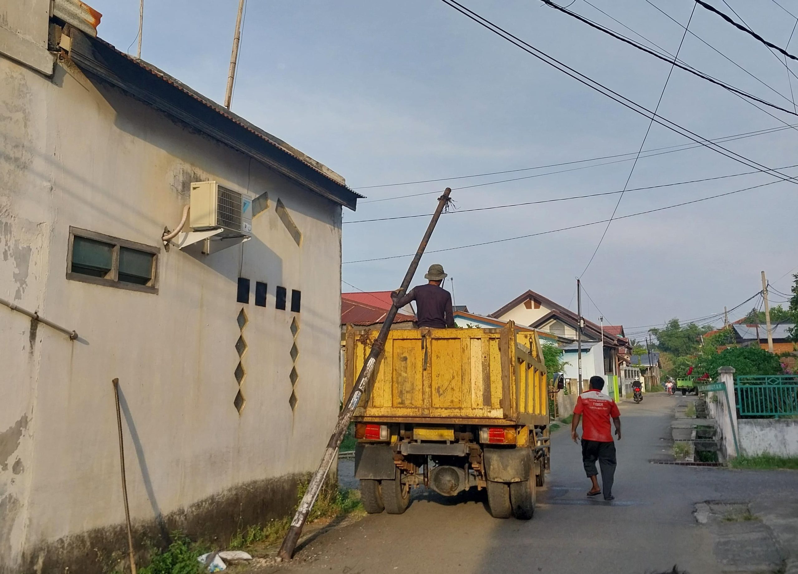 Tiang Jaringan WiFi di Lamgugob Dicabut karena Tidak Berizin