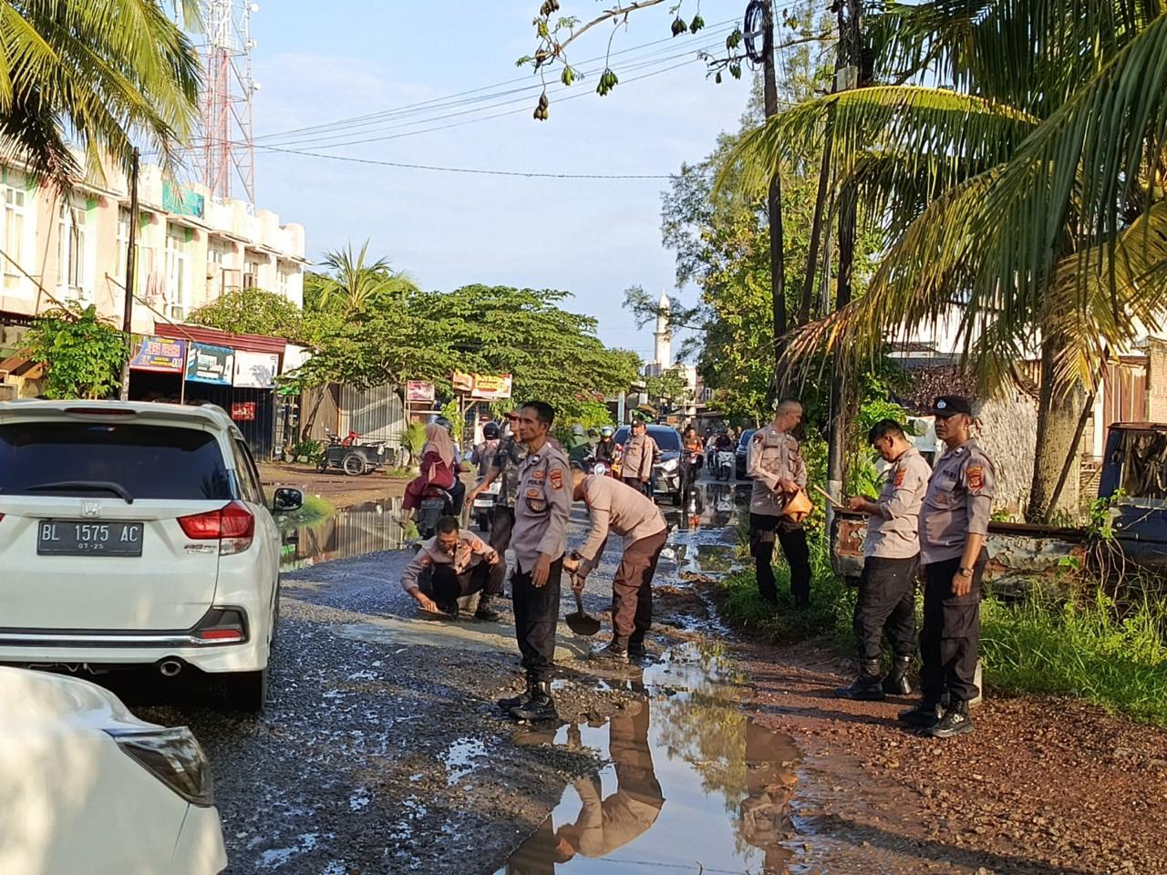 AKP Winarto Lakukan Aksi Tambal Jalan Bersama Personel