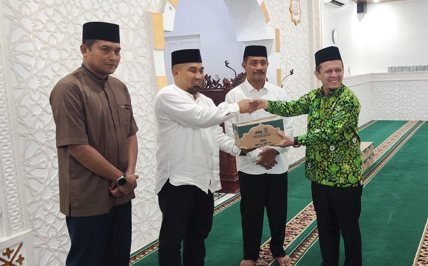 DMI Aceh Salurkan Bantuan Perlengkapan Kebersihan Masjid