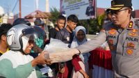 Polres Pidie Bagi-Bagi Takjil untuk Berbuka Puasa