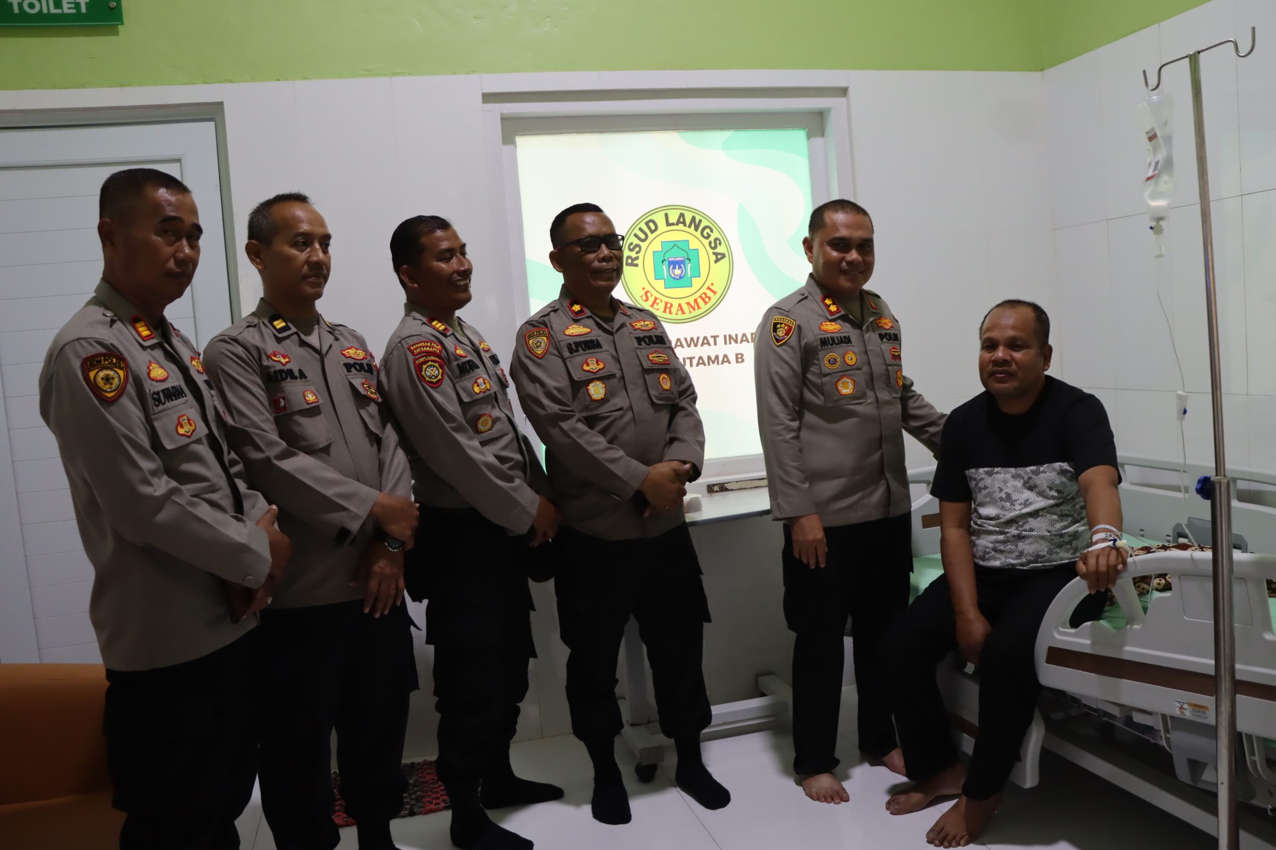 Wujud Kepedulian, Kapolres Aceh Tamiang Menjenguk Personelnya Yang Sakit