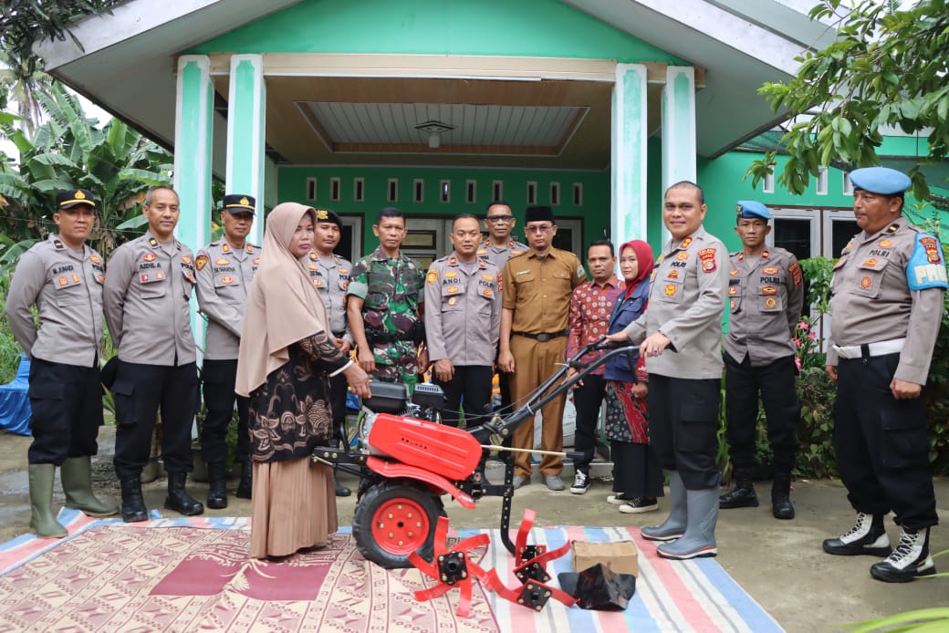 Kapolres Aceh Tamiang berikan Bantuan 1 Unit Kultivator untuk dukungan ketahan pangan 