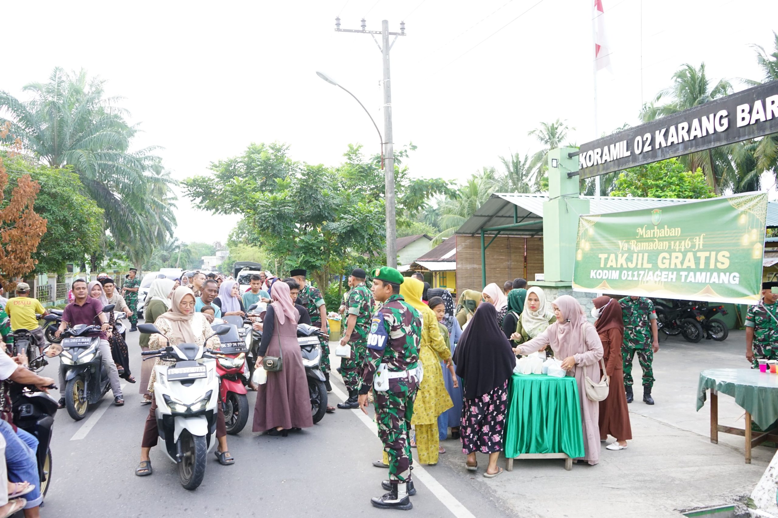 Kodim 0117/Aceh Tamiang Berbagi Berkah Ramadan, Ratusan Takjil Untuk Pengguna Jalan