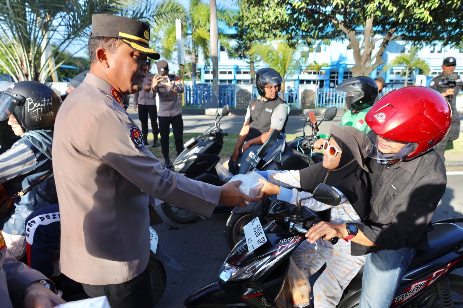 Pengguna Jalan Sambut Positif Pembagian Takjil Oleh Bidhumas Polda Aceh