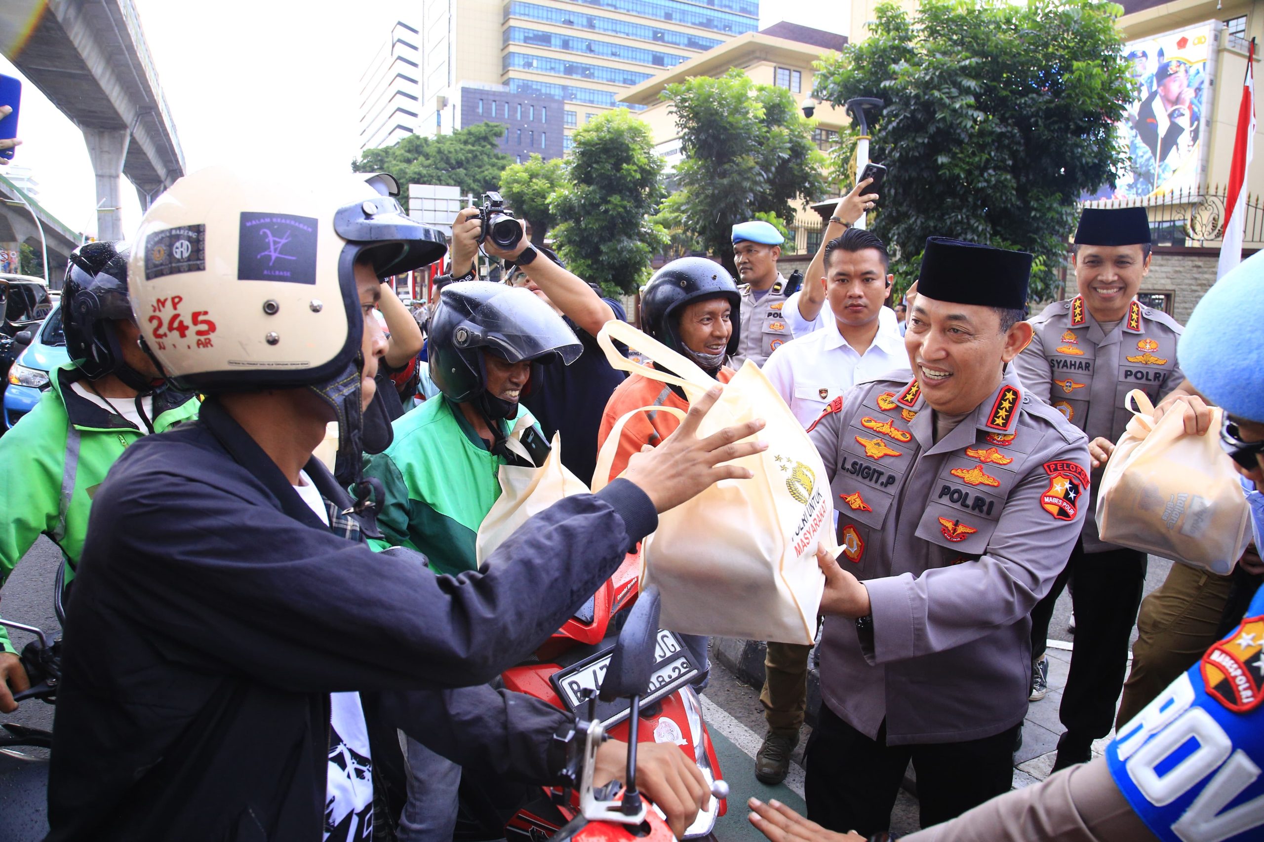 Kapolri Listyo Sigit Turun Langsung Berbagi 1000 Box Takjil, Masyarakat Antusias