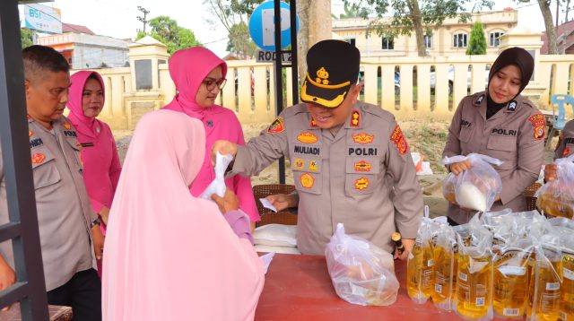 Polres Aceh Tamiang Gelar Pasar Murah: Harga Tebus Per Paket hanya Rp110 Ribu